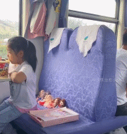 女生带了好多布娃娃旅行-美女动态图片-gif动态图 - izike-izike