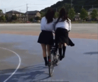 短裙女孩一起骑单车-美女动态图片-gif动态图-izike