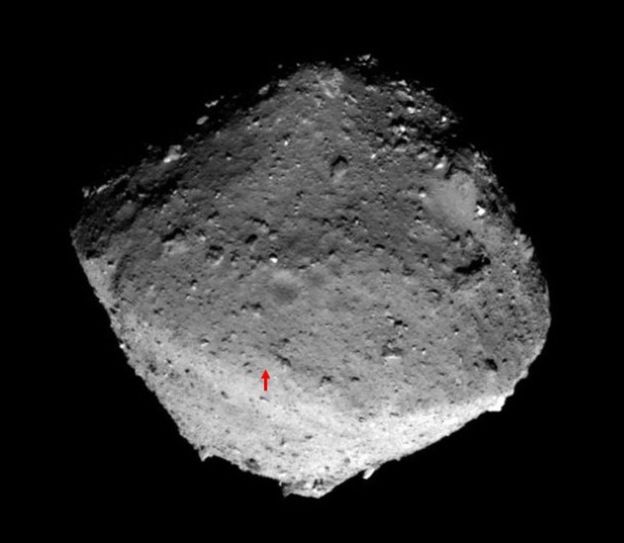 “隼鸟2号”拍摄的小行星“龙宫”，红色箭头指示预计采样位置