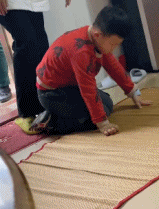 小男孩跪地敷衍式拜年-帅哥动态图片-gif动态图-izike