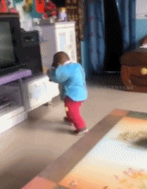 小朋友摔倒总是莫名其妙gif搞笑图片