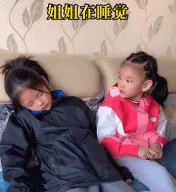 小女孩偷偷练习抢菜的技术-美女动态图片-gif动态图-izike