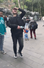 孩子真不想走路被爷爷奶奶拉着走-搞笑gif动态图片-izike