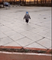 小鞋子都摔掉了gif搞笑图片