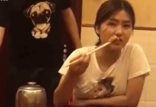 女孩看到异地恋男友哭泣-帅哥动态图片-gif动态图 - izike-izike