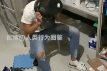 男学生硬核套垃圾袋法-帅哥动态图片-gif动态图-izike