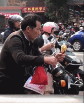 接孩子放学的爷爷gif搞笑图片