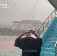 体育场找了个好水龙头洗头-搞笑gif动态图片-izike