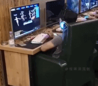 网吧游戏高手高级操作动作-搞笑gif动态图片-izike