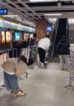 中国人有多喜欢看热闹gif搞笑图片