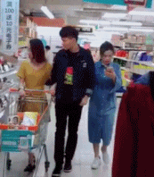 超市女人勾搭错男朋友-帅哥动态图片-gif动态图-izike