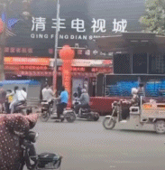 这猴哥看着挺专业-搞笑gif动态图片-izike