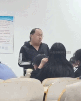 别人家的活宝老师表演撒娇-搞笑gif动态图片-izike