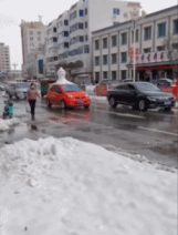 汽车车顶堆着雪人-搞笑gif动态图片-izike