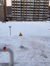雪地中推着人向前走-搞笑gif动态图片-izike