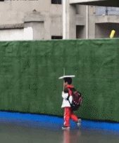 打着自制的雨伞gif搞笑图片