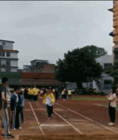 这一跳真的尽力了gif搞笑图片