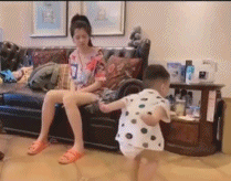 小孩子模仿鸭子的动作走路-搞笑gif动态图片-izike