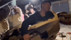 越喝越玄幻的局子gif搞笑图片