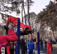 单杆旋转危险动作请勿模仿-搞笑gif动态图片-izike