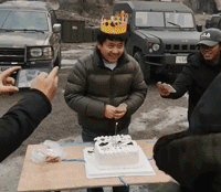 过生日不通知俺老李？开炮！-搞笑gif动态图片-izike