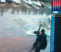下雨天两个男人一起滑下楼梯-帅哥动态图片-gif动态图-izike