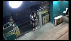 真的是门自己碎的gif搞笑图片