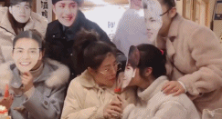 追星女孩的好朋友亲明星面具-美女动态图片-gif动态图-izike