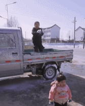 袭击别人的后果gif搞笑图片