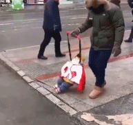 让孩子走路有多难gif搞笑图片