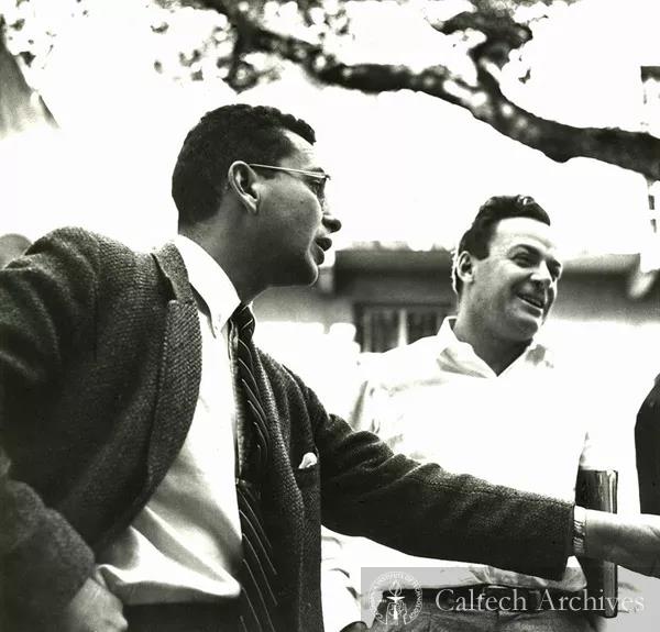 盖尔曼（左）和费曼（右）（Photo by Joe Munroe。 Physics。/Caltech Archives）