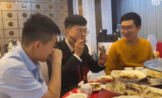 新郎在婚礼上认真吃食物-搞笑gif动态图片-izike