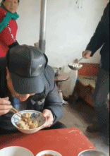 这待客之道防不住啊gif搞笑图片