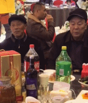 精致大爷用夹子夹鼻毛-搞笑gif动态图片-izike