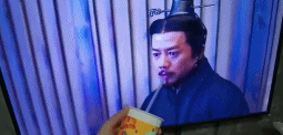 吕不韦喝哭了-搞笑gif动态图片-izike