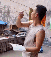 男人抓苍蝇看呆了母鸡-帅哥动态图片-gif动态图-izike
