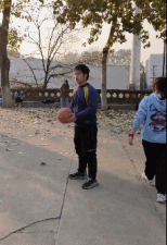 第一次打篮球的状态gif搞笑图片