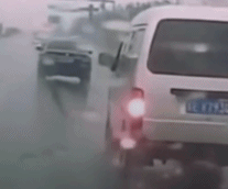 自带主角光环的车-搞笑gif动态图片 - izike-izike
