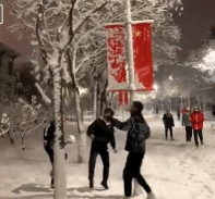 脚动制造一场大雪gif搞笑图片