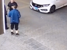 醉酒男人脚被汽车压伤-帅哥动态图片-gif动态图-izike