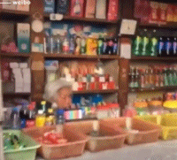 童年最爱逛的小卖部gif搞笑图片