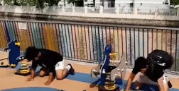 男人学木马快速摆动-帅哥动态图片-gif动态图-izike