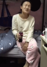 可乐也要喝的高贵gif搞笑图片