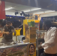 阿拉伯陌生人的默契跳舞-搞笑gif动态图片 - izike-izike