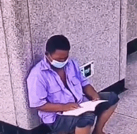 工地男人夏日地铁站纳凉读书-帅哥动态图片-gif动态图-izike