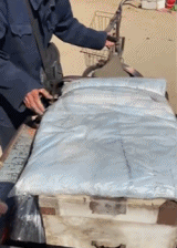 被老式雪糕箱拉回了童年gif搞笑图片