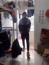 人生如戏啊靓仔摔下楼梯-izike