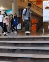 假装是跳下来摔的gif搞笑图片