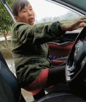 学车教练说我的车只有悲欢没有离合-搞笑gif动态图片-izike