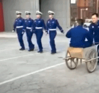 大型翻车现场-搞笑gif动态图片-izike